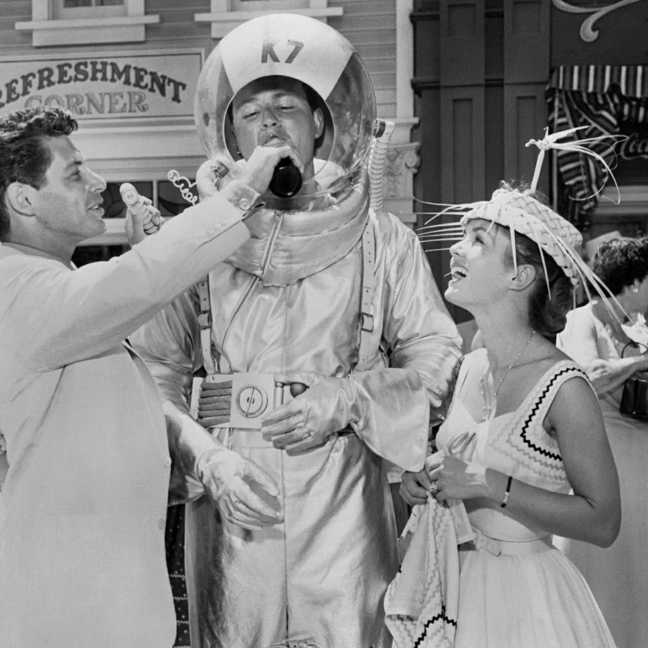 Một khoảnh khắc vui nhộn trong ngày khai trương Disneyland: nam ca sĩ Eddie Fisher (trái) mời nước cho Don MacDonald, trong khi nữ diễn viên Debbie Reynolds đứng cạnh cười tươi. (Nguồn: Getty) Một khoảnh khắc vui nhộn trong ngày khai trương Disneyland: nam ca sĩ Eddie Fisher (trái) mời nước cho Don MacDonald, trong khi nữ diễn viên Debbie Reynolds đứng cạnh cười tươi. (Nguồn: Getty)