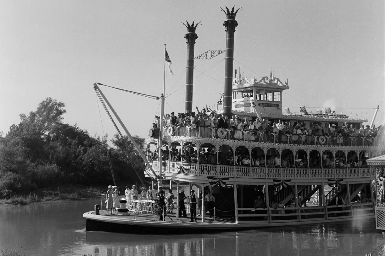 Chiếc thuyền hơi nước Mark Twain chật cứng người trong buổi khai trương. (Nguồn: Getty) Chiếc thuyền hơi nước Mark Twain chật cứng người trong buổi khai trương. (Nguồn: Getty)