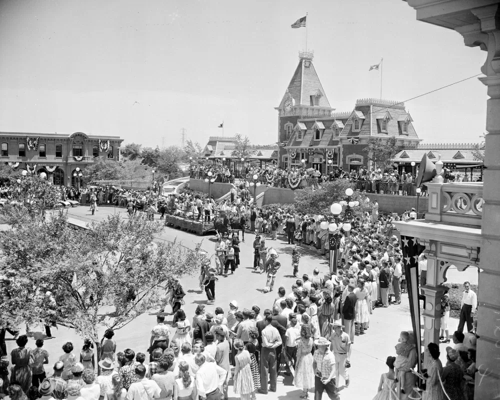 Hàng nghìn du khách theo dõi cuộc diễu hành trên đại lộ Main Street. (Nguồn: Getty Images)