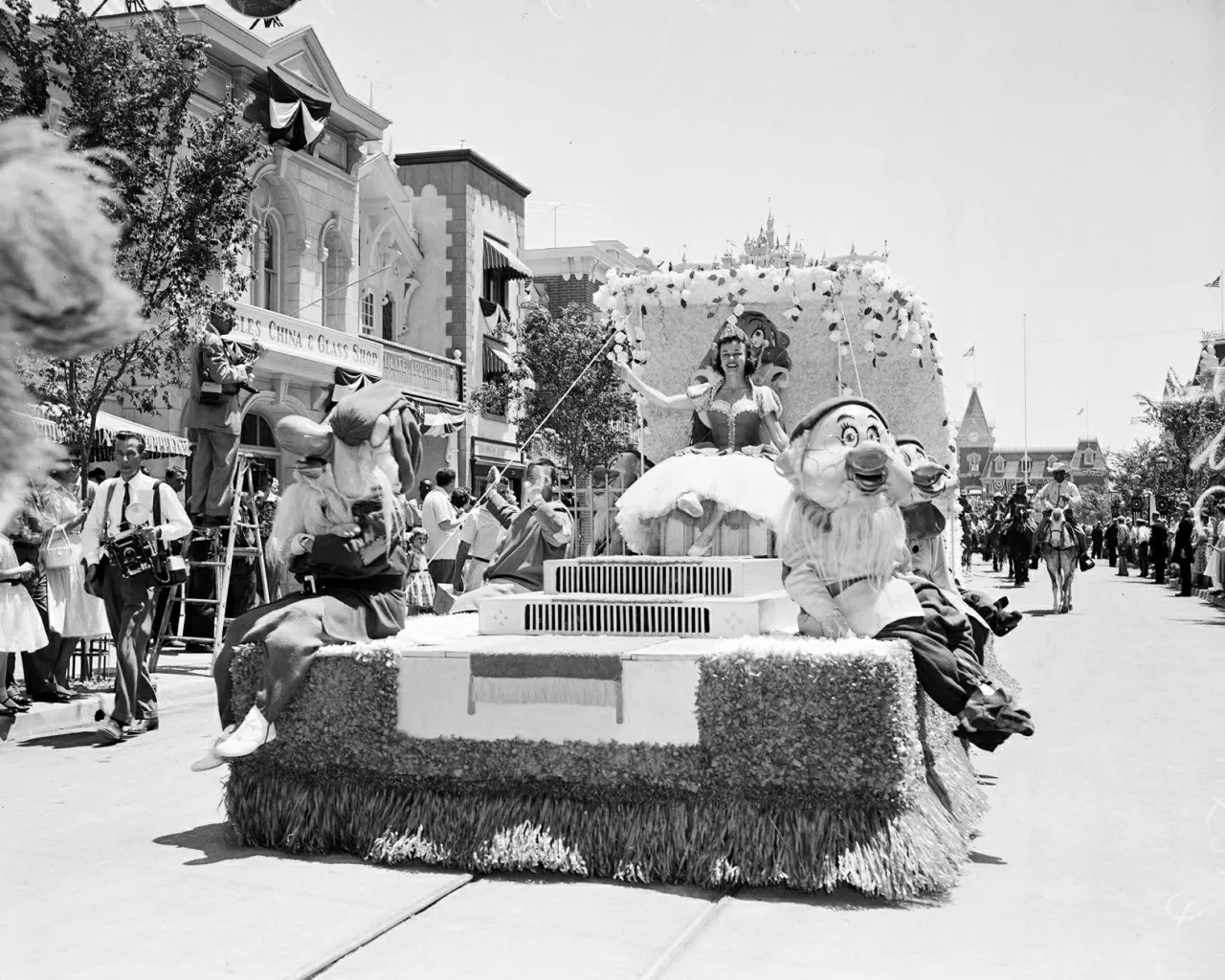Bạch Tuyết và bảy chú lùn trên xe diễu hành. (Nguồn: Getty) Bạch Tuyết và bảy chú lùn trên xe diễu hành. (Nguồn: Getty)