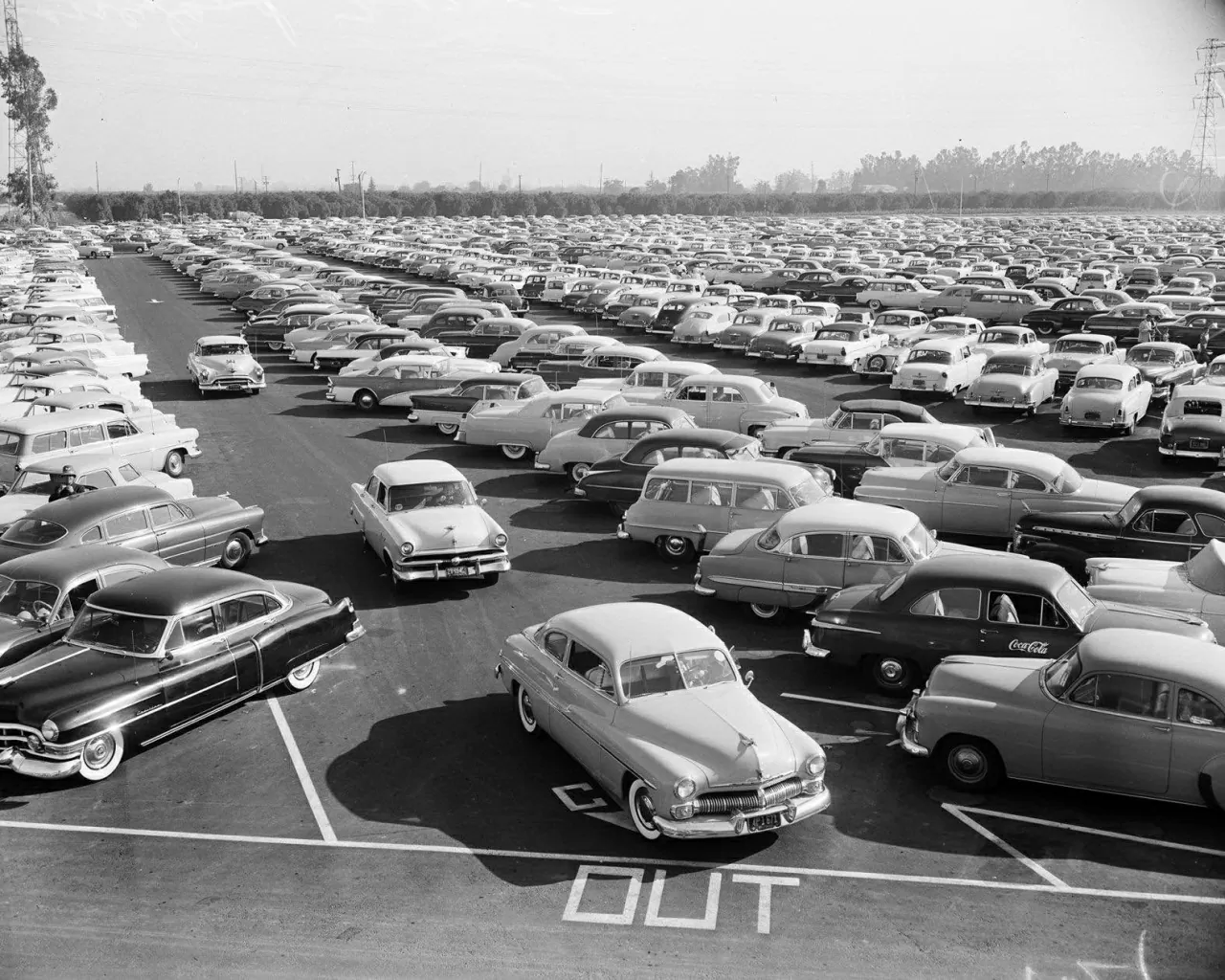 Bãi đỗ xe của Disneyland chật kín ô tô trong ngày khai trương. (Nguồn: Getty)