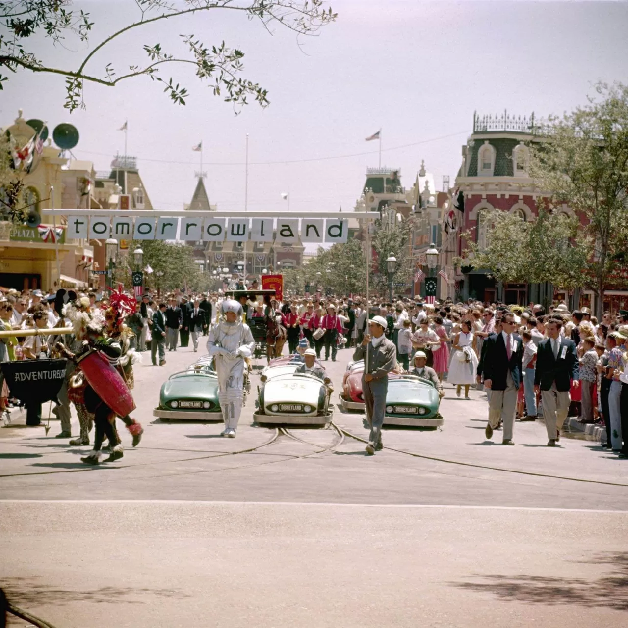 Đoàn diễu hành của khu Tomorrowland đi ngang qua đám đông. Khu vực này của công viên mang chủ đề về thế giới tương lai. (Nguồn: Shutterstock) Đoàn diễu hành của khu Tomorrowland đi ngang qua đám đông. Khu vực này của công viên mang chủ đề về thế giới tương lai. (Nguồn: Shutterstock)