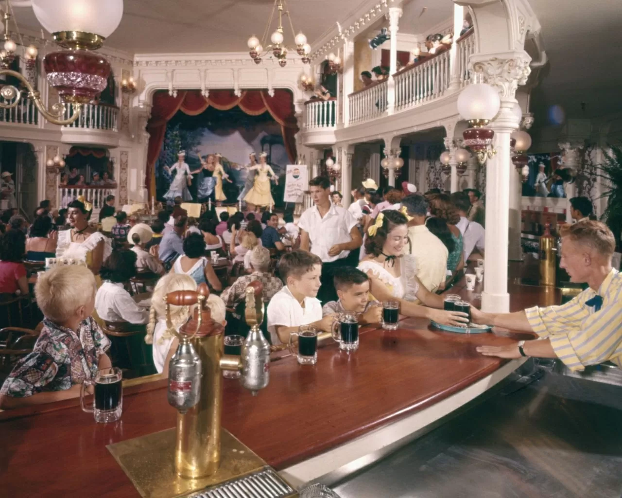 Trẻ em được phục vụ tại quầy bar trong khu vực Golden Horseshoe Saloon. (Nguồn: Shutterstock) Trẻ em được phục vụ tại quầy bar trong khu vực Golden Horseshoe Saloon. (Nguồn: Shutterstock)
