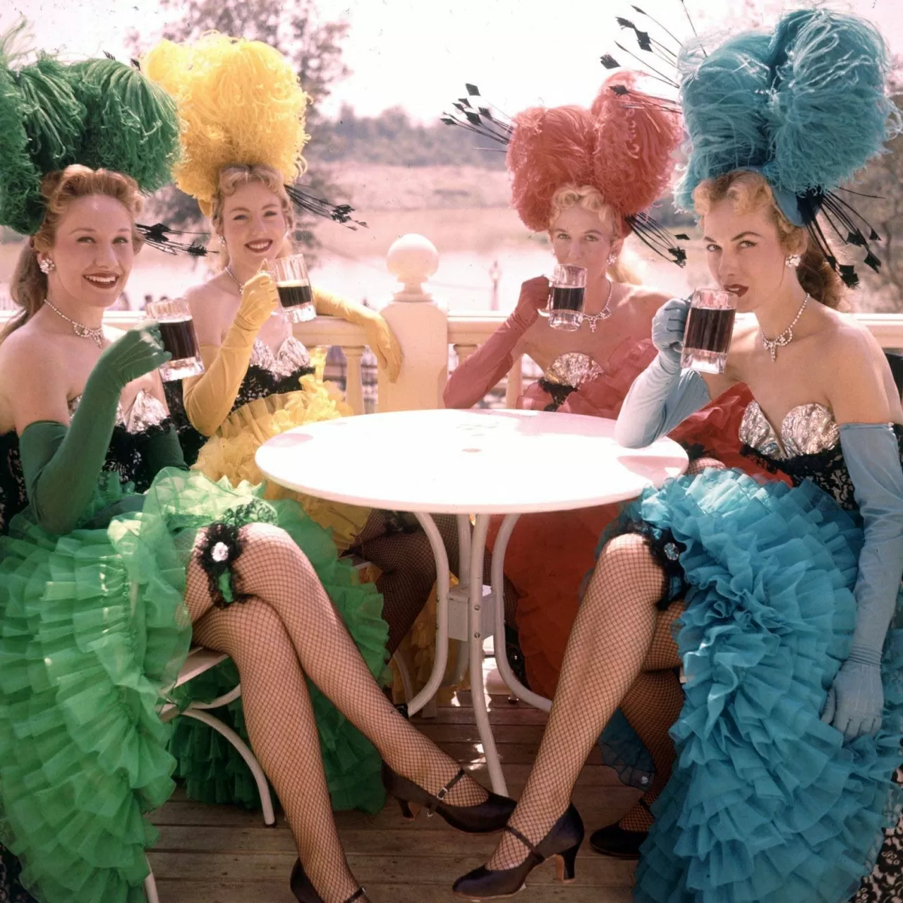 Các vũ công ngồi uống nước ở bàn ngoài trời.(Nguồn: Shutterstock)