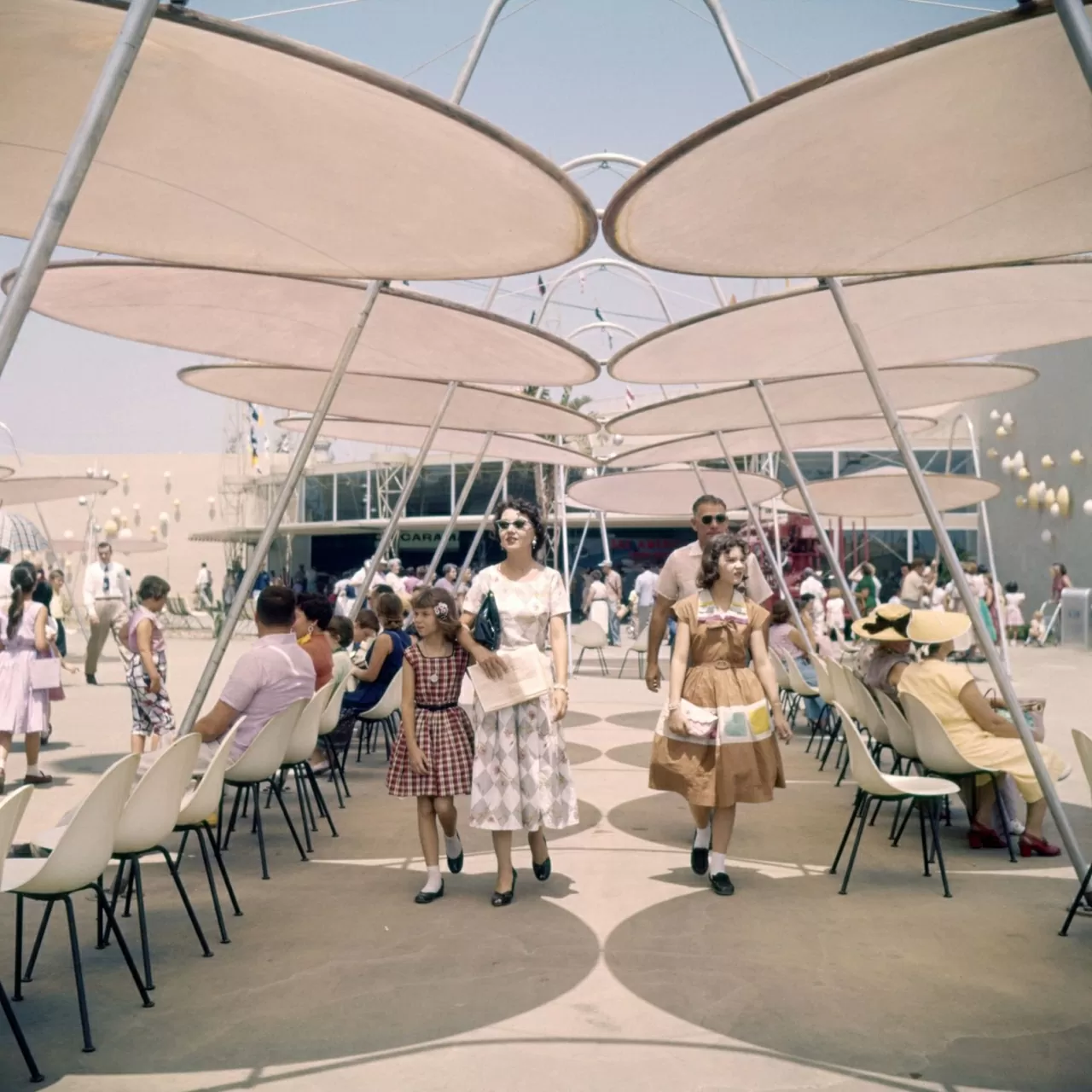 Du khách tham quan “cảng không gian” trong khu Tomorrowland. (Nguồn: Shutterstock)