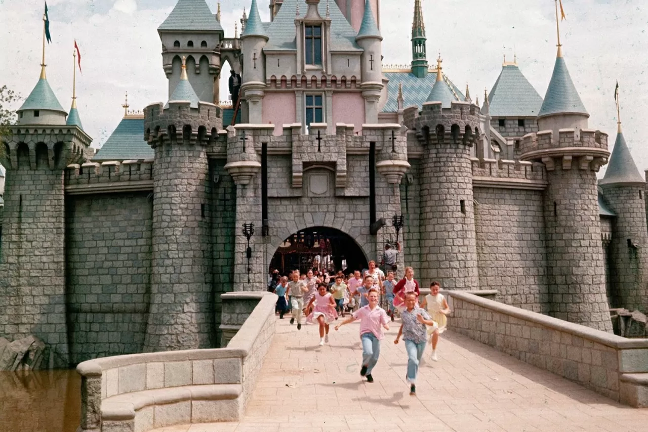 Tòa lâu đài Người đẹp ngủ trong rừng là trái tim và là biểu tượng của công viên, hiện thân cho lời hứa về một thế giới cổ tích có thật. (Nguồn: The LIFE Picture Collection) Tòa lâu đài Người đẹp ngủ trong rừng là trái tim và là biểu tượng của công viên, hiện thân cho lời hứa về một thế giới cổ tích có thật. (Nguồn: The LIFE Picture Collection)