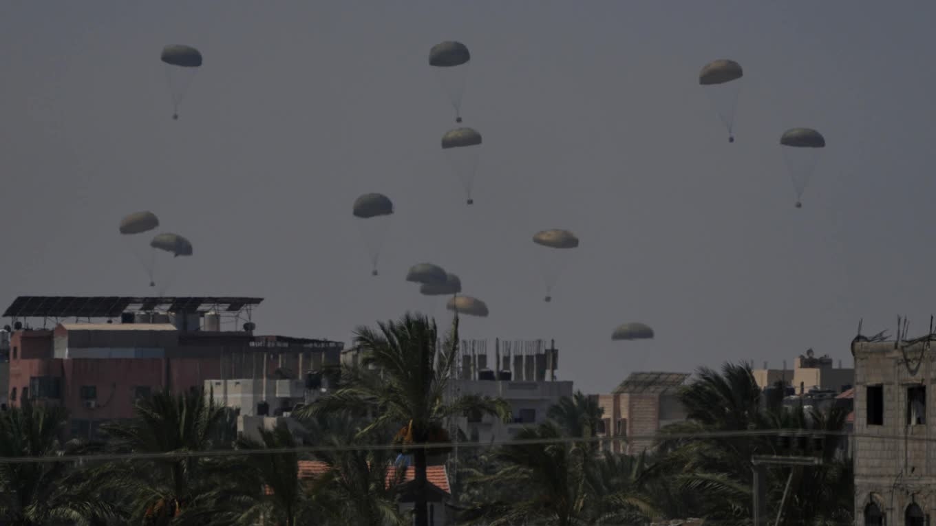 Xung đột Hamas-Israel: Hàng chục tấn hàng viện trợ nhân đạo thả xuống Dải Gaza