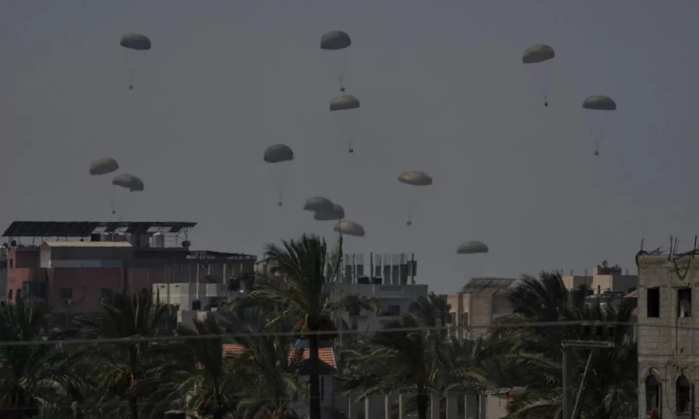 Hàng viện trợ nhân đạo được thả xuống thành phố Khan Younis ở miền nam Dải Gaza hôm 1/8. Ảnh: AP