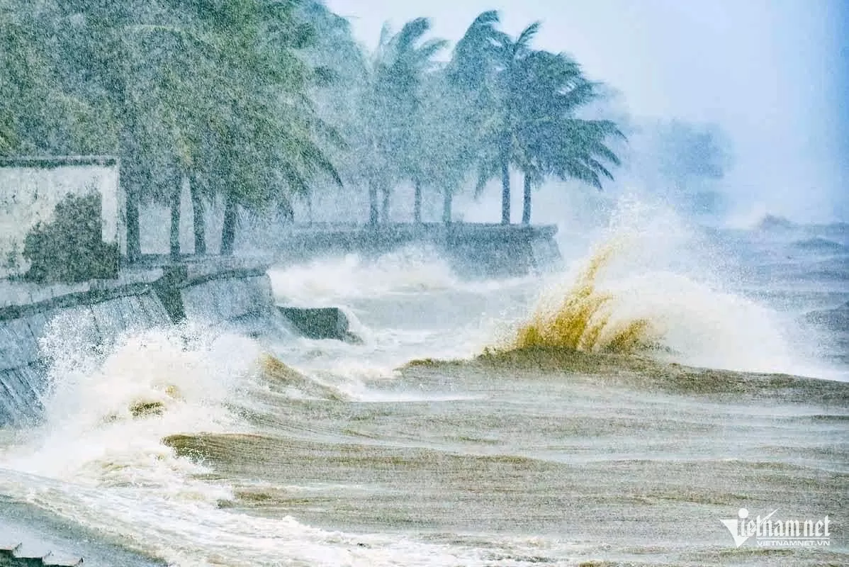 Bão số 3 Wipha ảnh hưởng đất liền nước ta gây sóng lớn, mưa to. Ảnh sóng đánh vào khu vực ở Thanh Hóa: Lê Dương