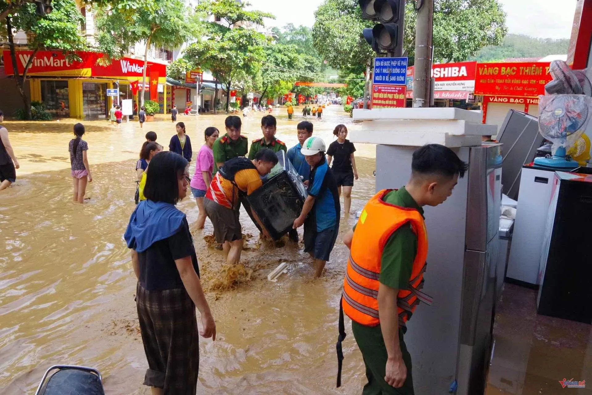 Lực lượng quân đội, công an hỗ trợ người dân di dời tài sản khi nước lũ mới bắt đầu tràn vào ở xã Sông Mã, tỉnh Sơn La. Ảnh: Nguyễn Nam Lực lượng quân đội, công an hỗ trợ người dân di dời tài sản khi nước lũ mới bắt đầu tràn vào ở xã Sông Mã, tỉnh Sơn La. Ảnh: Nguyễn Nam