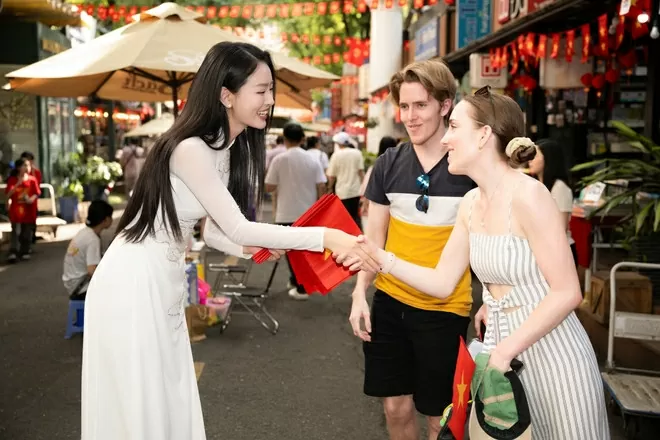 Du khách quốc tế xúc động khi nhận món quà ý nghĩa từ những người bạn Việt Nam. (Ảnh: CTV/Vietnam+)