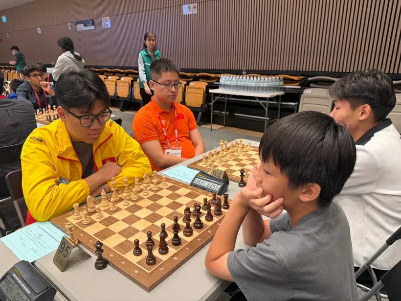 Kỳ thủ Võ Hoàng Quân (áo vàng) thi đấu tại Giải vô địch cờ vua nghiệp dư châu Á ở Hong Kong. (Ảnh: Mạc Luyện/TTXVN) Kỳ thủ Võ Hoàng Quân (áo vàng) thi đấu tại Giải vô địch cờ vua nghiệp dư châu Á ở Hong Kong. (Ảnh: Mạc Luyện/TTXVN)