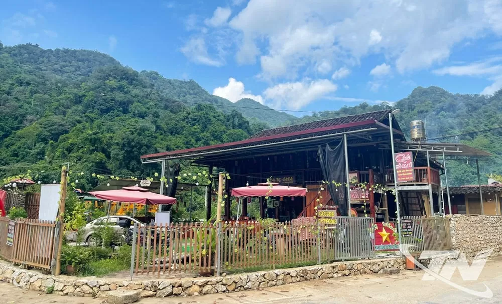 Ở Pác Ngòi, có nhiều gia đình tổ chức các dịch vụ phục vụ du khách. Ở Pác Ngòi, có nhiều gia đình tổ chức các dịch vụ phục vụ du khách.