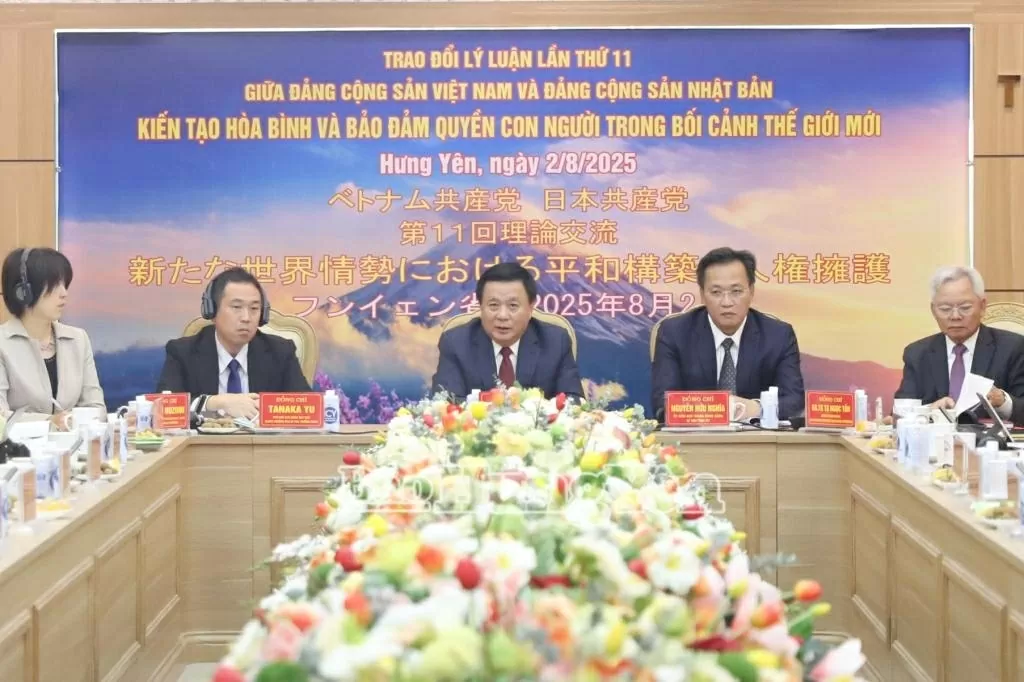Các đồng chí chủ trì cuộc trao đổi lý luận lần thứ 11 giữa Đảng Cộng sản Việt Nam và Đảng Cộng sản Nhật Bản.