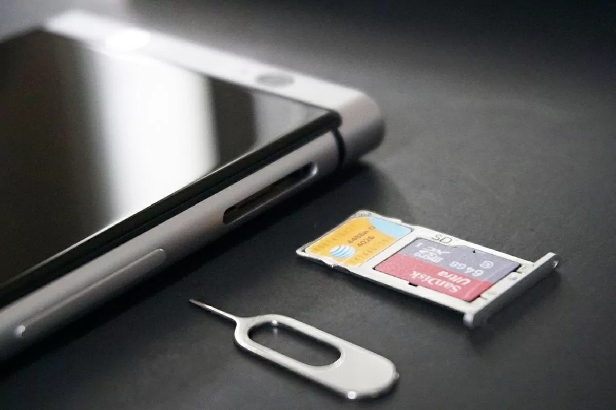 Thử tháo SIM và thẻ nhớ