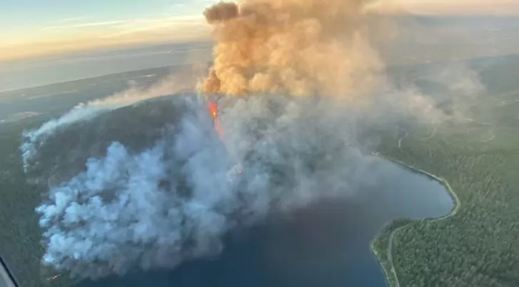 Vụ cháy rừng Wesley Ridge ở bờ bắc hồ Cameron trên đảo Vancouver. (Nguồn: CBC)