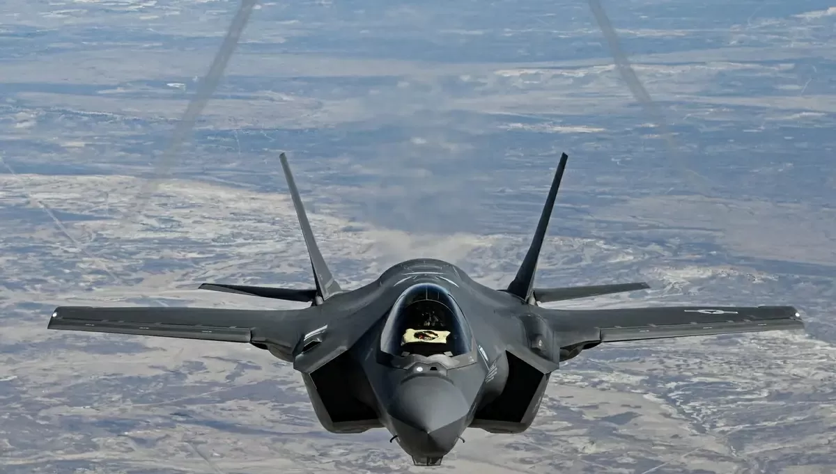 Trung Quốc tuyên bố hệ thống vũ khí tác chiến điện tử 6G mới có thể gây nhiễu radar tiêm kích tàng hình F-35 của Mỹ chỉ trong vài giây. Ảnh minh hoạ: Businessinsider Trung Quốc tuyên bố hệ thống vũ khí tác chiến điện tử 6G mới có thể gây nhiễu radar tiêm kích tàng hình F-35 của Mỹ chỉ trong vài giây. Ảnh minh hoạ: Businessinsider