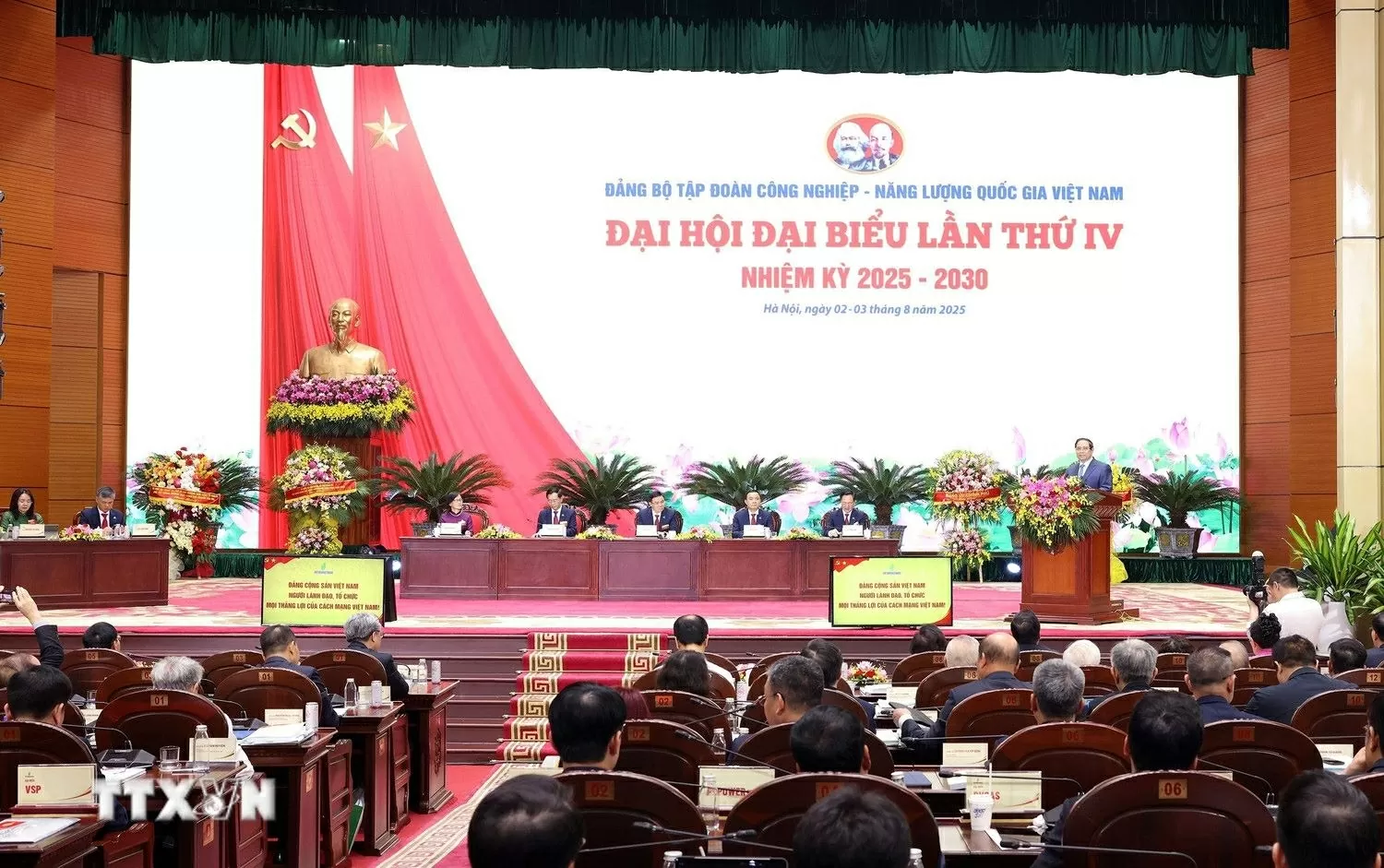 Thủ tướng Chính phủ Phạm Minh Chính và các đại biểu dự Đại hội đại biểu Đảng bộ Tập đoàn Petrovietnam lần thứ IV, nhiệm kỳ 2025-2030. (Ảnh: Quốc Khánh/TTXVN)