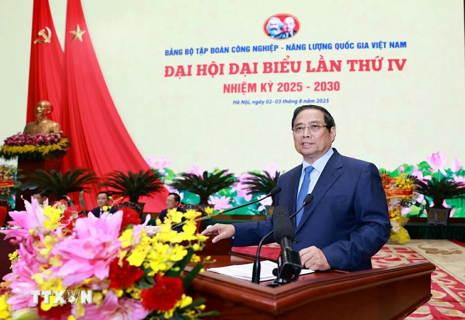 Thủ tướng Chính phủ Phạm Minh Chính và các đại biểu dự Đại hội đại biểu Đảng bộ Tập đoàn Petrovietnam lần thứ IV, nhiệm kỳ 2025-2030. (Ảnh: Quốc Khánh/TTXVN)