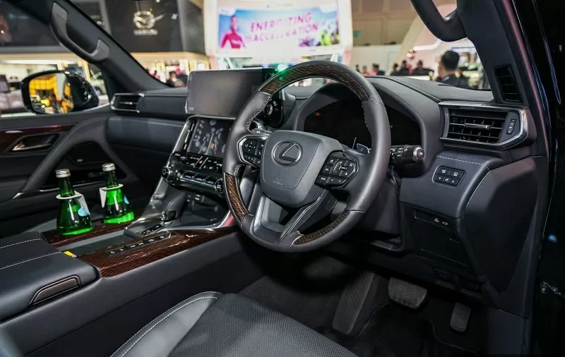 Nội thất chính là điểm nhấn nổi bật nhất trên LX 700h, nơi thể hiện rõ sự khác biệt giữa hai cấu hình chỗ ngồi. Nội thất chính là điểm nhấn nổi bật nhất trên LX 700h, nơi thể hiện rõ sự khác biệt giữa hai cấu hình chỗ ngồi.