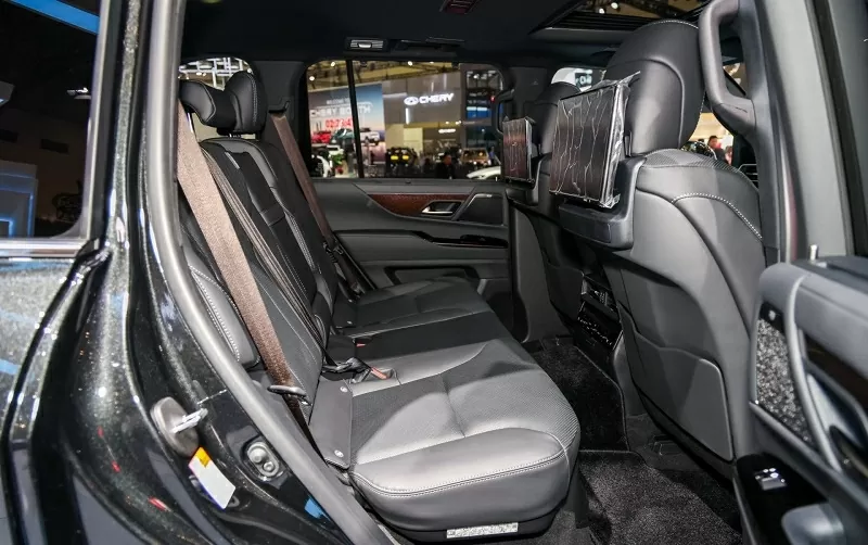 Lexus LX 700h được tích hợp sạc không dây công suất cao, giúp tối ưu hóa trải nghiệm công nghệ cho người dùng di động. Lexus LX 700h được tích hợp sạc không dây công suất cao, giúp tối ưu hóa trải nghiệm công nghệ cho người dùng di động.