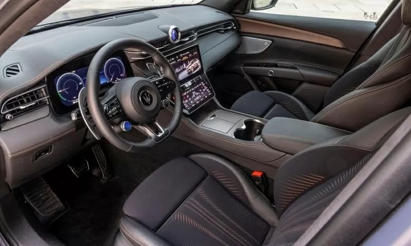 Trong khi đó, khoang lái của Maserati Grecale Folgore không có nhiều khác biệt so với các biến thể động cơ xăng.