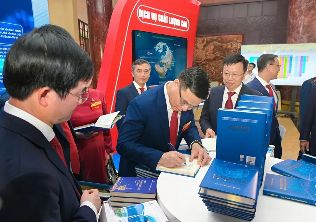 PetroVietnam giới thiệu sách Quản trị biến động và khủng hoảng PetroVietnam giới thiệu sách Quản trị biến động và khủng hoảng