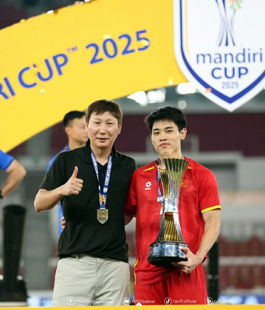 Báo Hàn Quốc dự đoán HLV Kim Sang Sik sẽ vượt HLV Park Hang Seo sau cú đúp danh hiệu