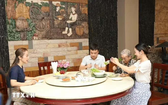 Giữ lửa tiếng Việt nơi đất Lào: Câu chuyện bốn thế hệ sống xa quê hương Giữ lửa tiếng Việt nơi đất Lào: Câu chuyện bốn thế hệ sống xa quê hương