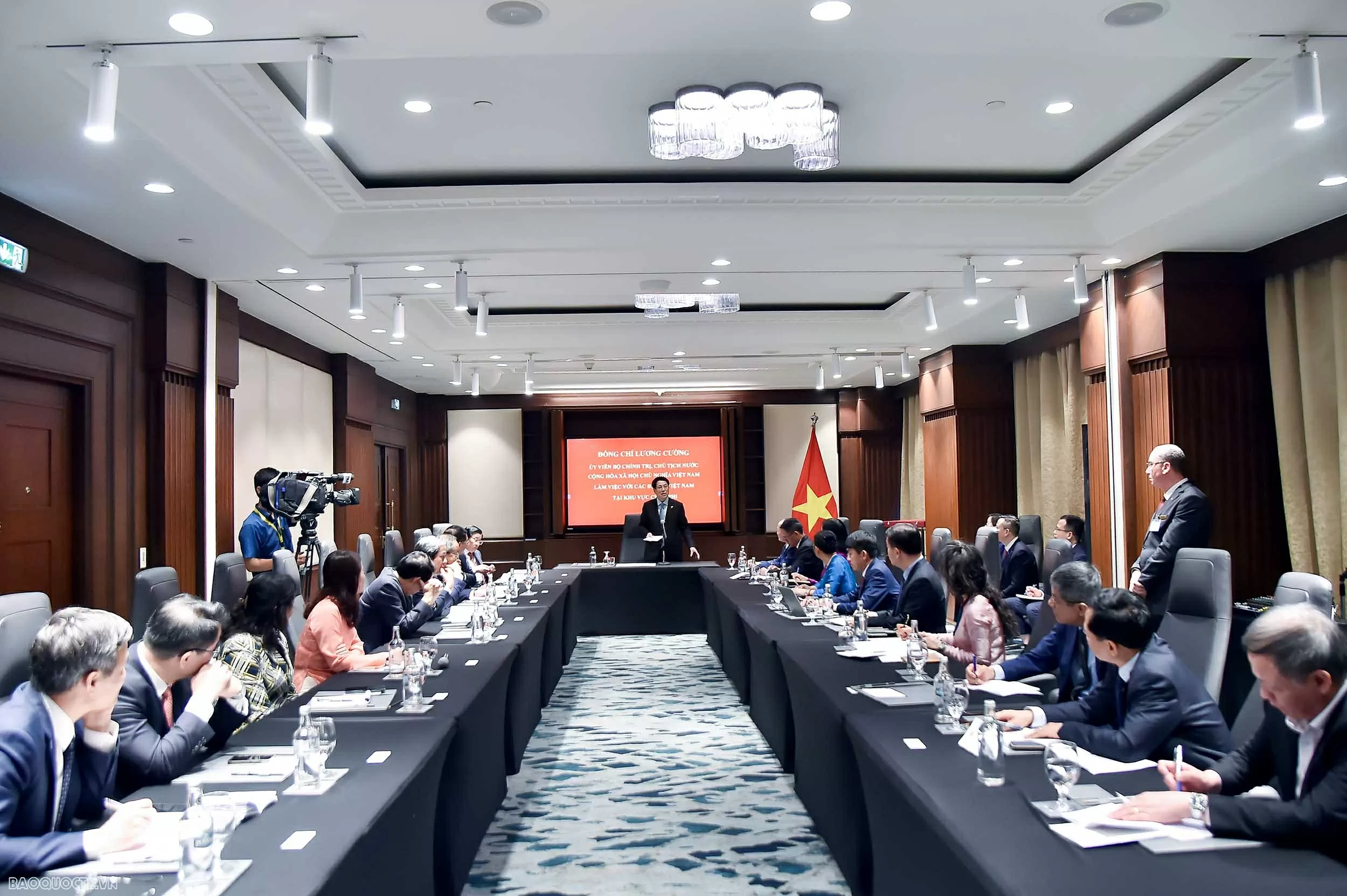 Chủ tịch nước đánh giá cao những đóng góp cụ thể, thiết thực của các cơ quan đại diện trong thời gian qua, đặc biệt trong việc thúc đẩy quan hệ chính trị, kinh tế, thương mại, ngoại giao đa phương với các nước bạn bè truyền thống tại châu Phi.