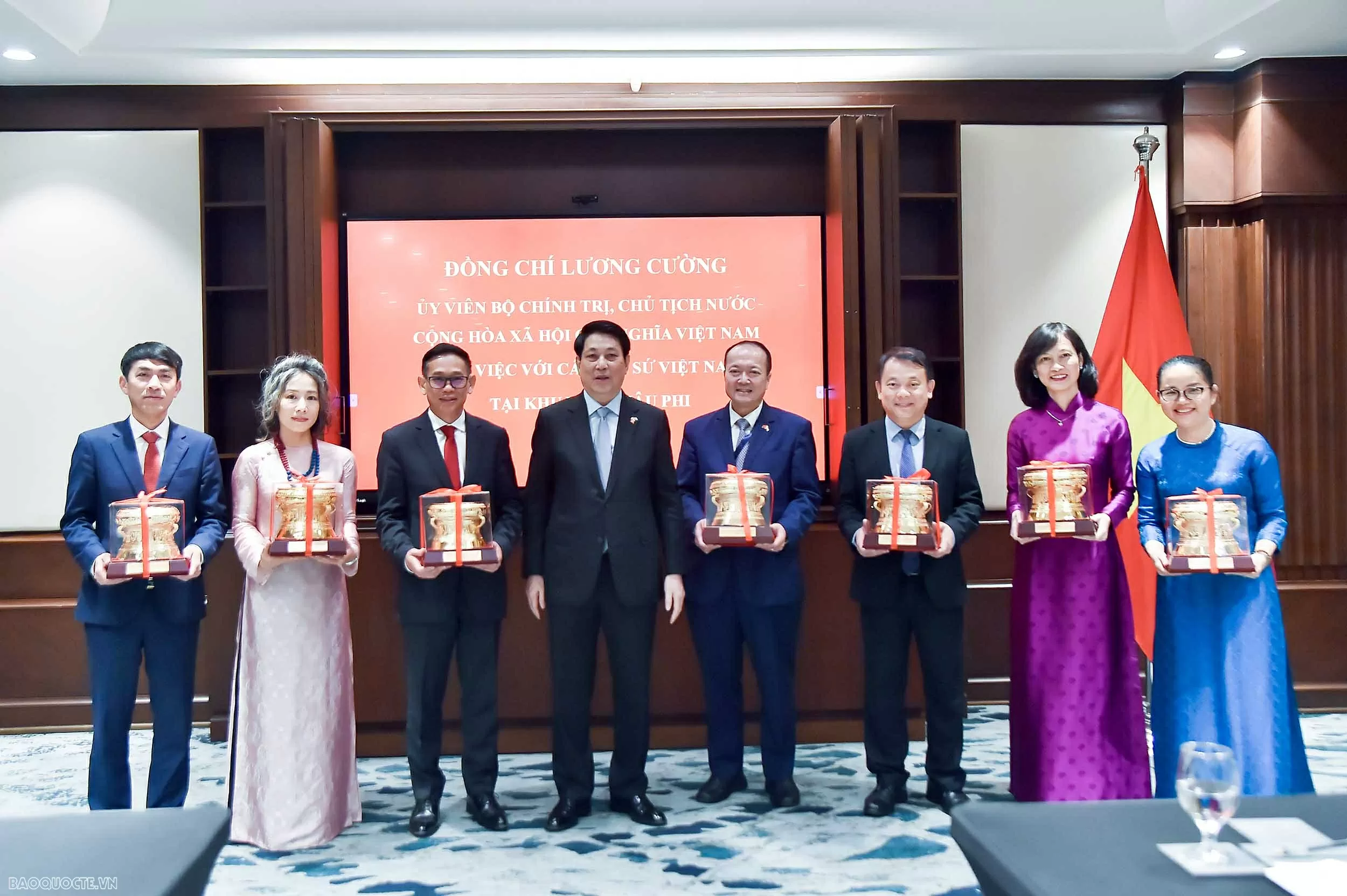 Chủ tịch nước Lương Cường chụp ảnh cùng các Đại sứ.