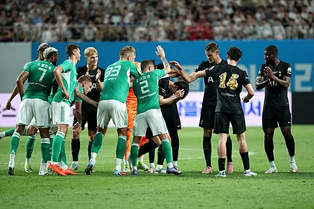 CHÙM ẢNH: Son Heung Min rớt nước mắt chia tay Tottenham