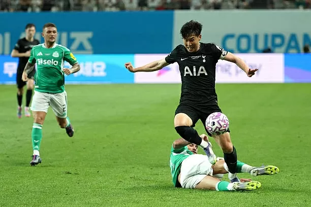CHÙM ẢNH: Son Heung Min rớt nước mắt chia tay Tottenham
