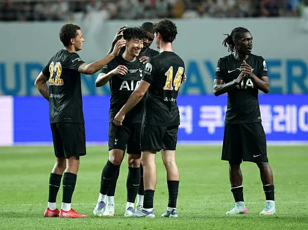 CHÙM ẢNH: Son Heung Min rớt nước mắt chia tay Tottenham