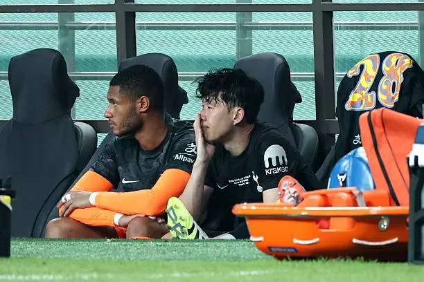 CHÙM ẢNH: Son Heung Min rớt nước mắt chia tay Tottenham