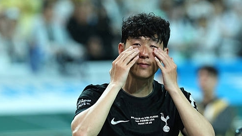 CHÙM ẢNH: Son Heung Min rớt nước mắt chia tay Tottenham