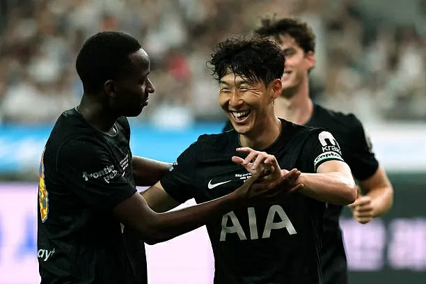 CHÙM ẢNH: Son Heung Min rớt nước mắt chia tay Tottenham