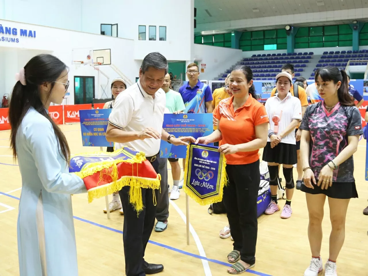 Ban tổ chức trao cờ lưu niệm cho các đơn vị Công đoàn đăng ký thi đấu. (Ảnh: Thành Long)