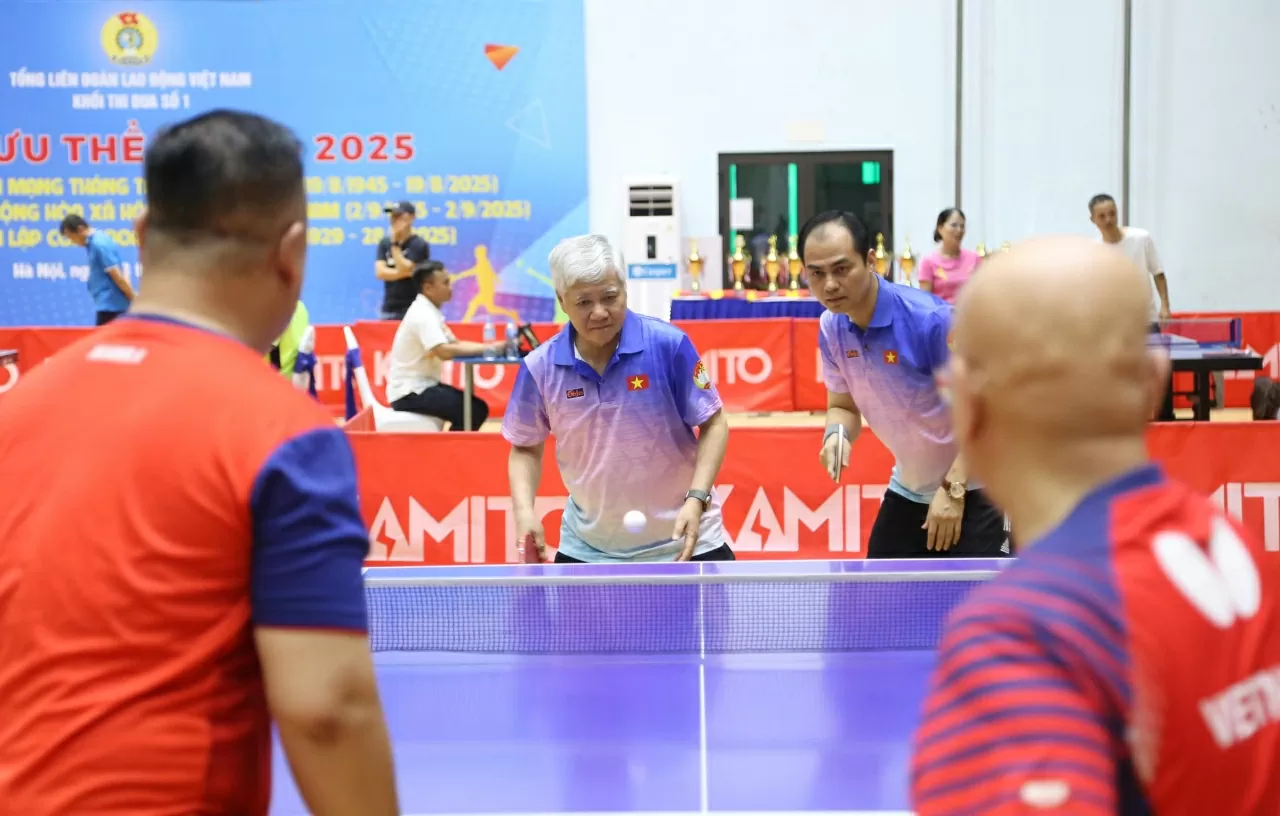 Đồng chí Đỗ Văn Chiến, Ủy viên Bộ Chính trị, Chủ tịch Ủy ban Trung ương Mặt trận Tổ quốc Việt Nam bắt cặp cùng ông Vũ Chí Hòa, trưởng Ban công tác xã hội thi đấu trận giao lưu mở màn bóng bàn với 2 vdv của Liên đoàn Bóng bàn Việt Nam. (Ảnh: Thành Long)