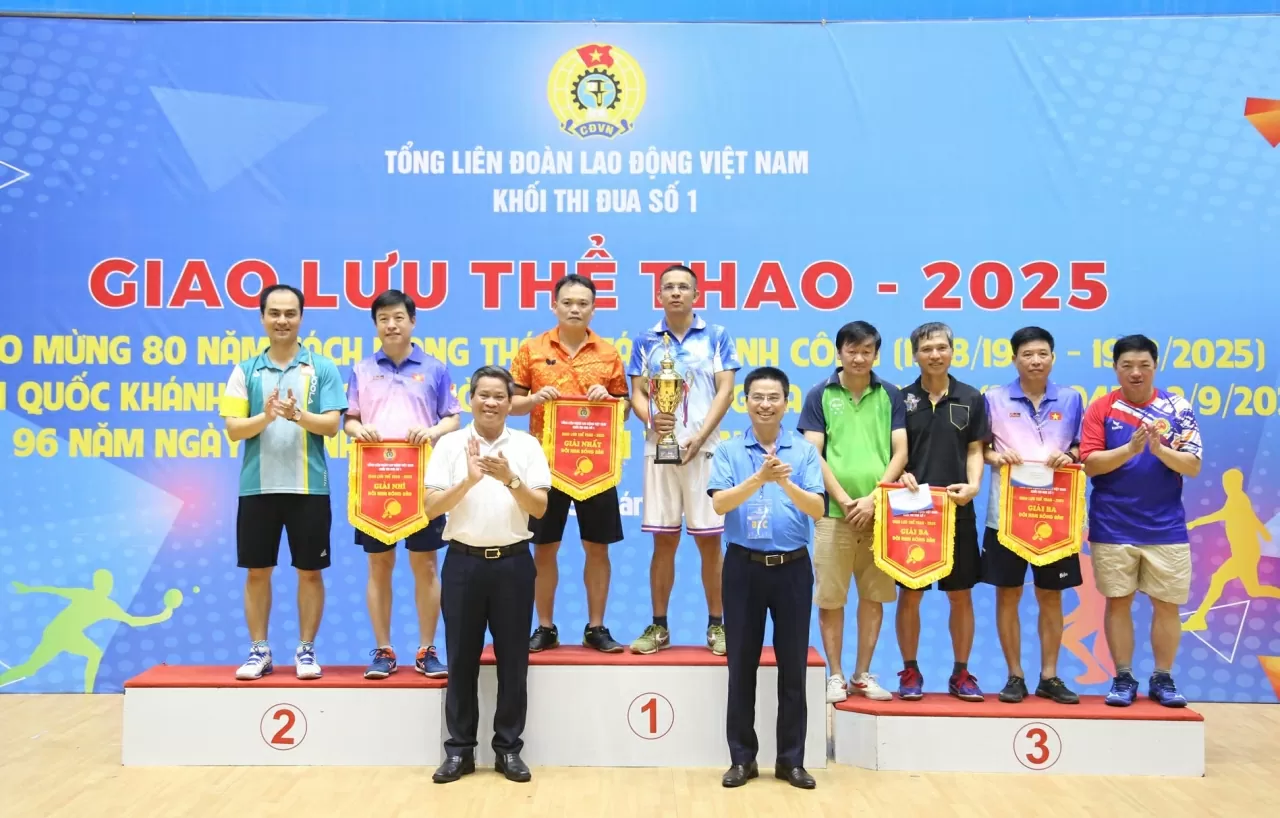 Giải nhất đôi nam bóng bàn thuộc về cặp đôi Đào Xuân Giang – Phùng Mạnh Hoàn thuộc Công đoàn Bộ Ngoại giao. (Ảnh: Thành Long)