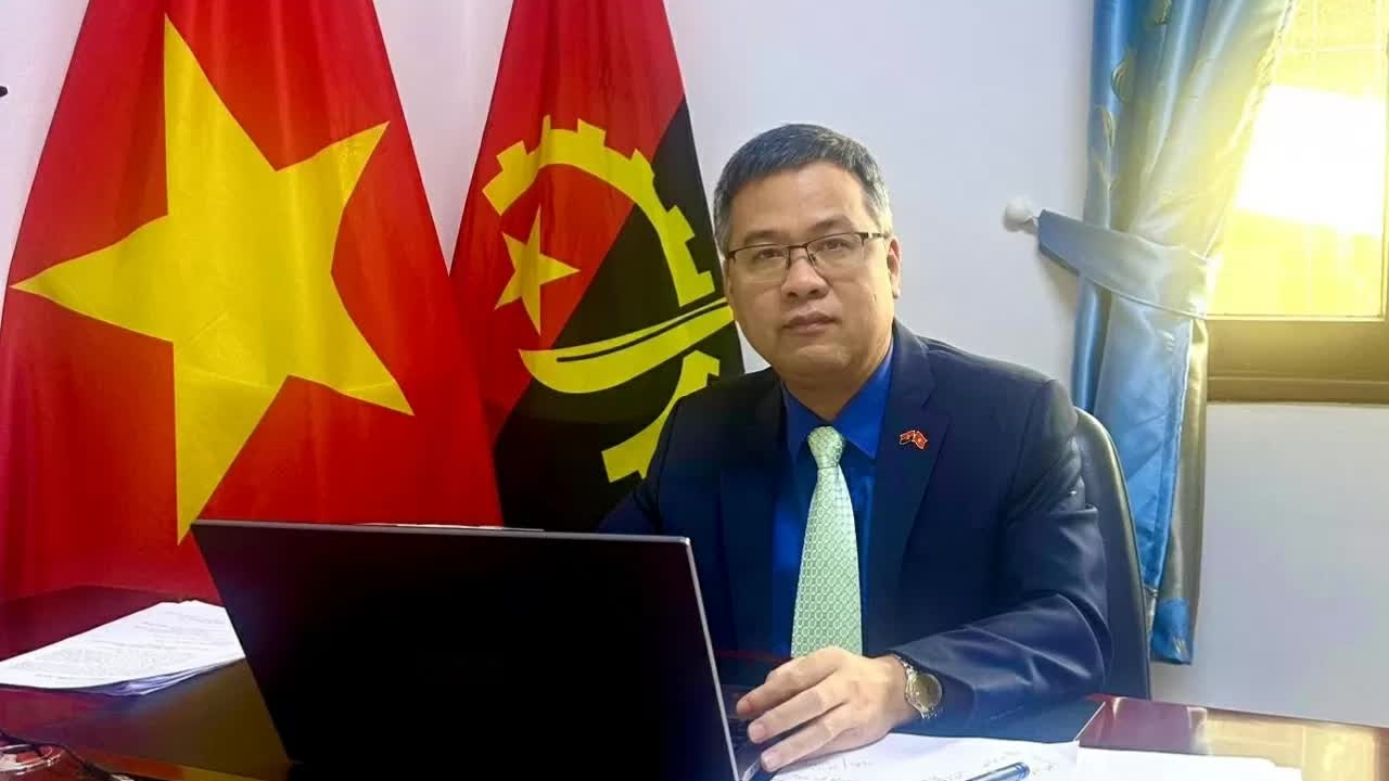 Đại sứ Dương Chính Chức trả lời truyền thông địa phương Angola về Đại hội XIV của Đảng