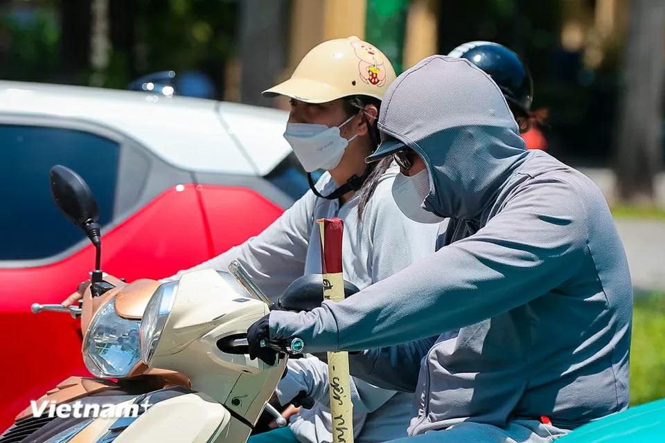 Người dân di chuyển trên đường phố như đổ lửa giữa nắng nóng Hà Nội