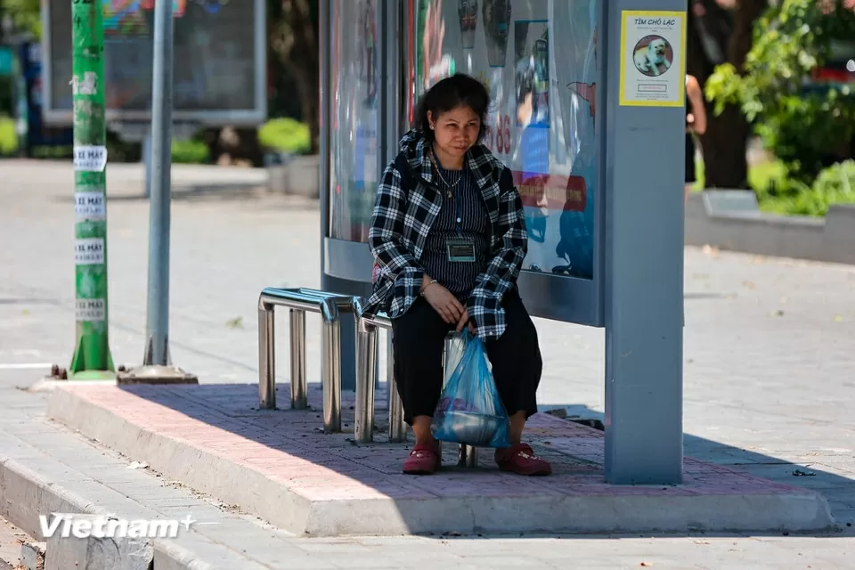 Người dân di chuyển trên đường phố như đổ lửa giữa nắng nóng Hà Nội