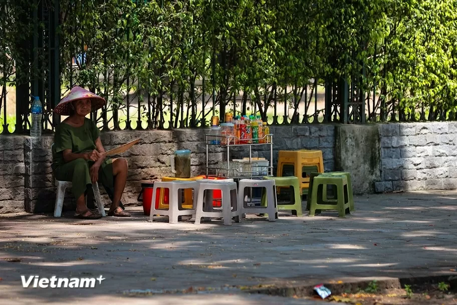 Người dân di chuyển trên đường phố như đổ lửa giữa nắng nóng Hà Nội