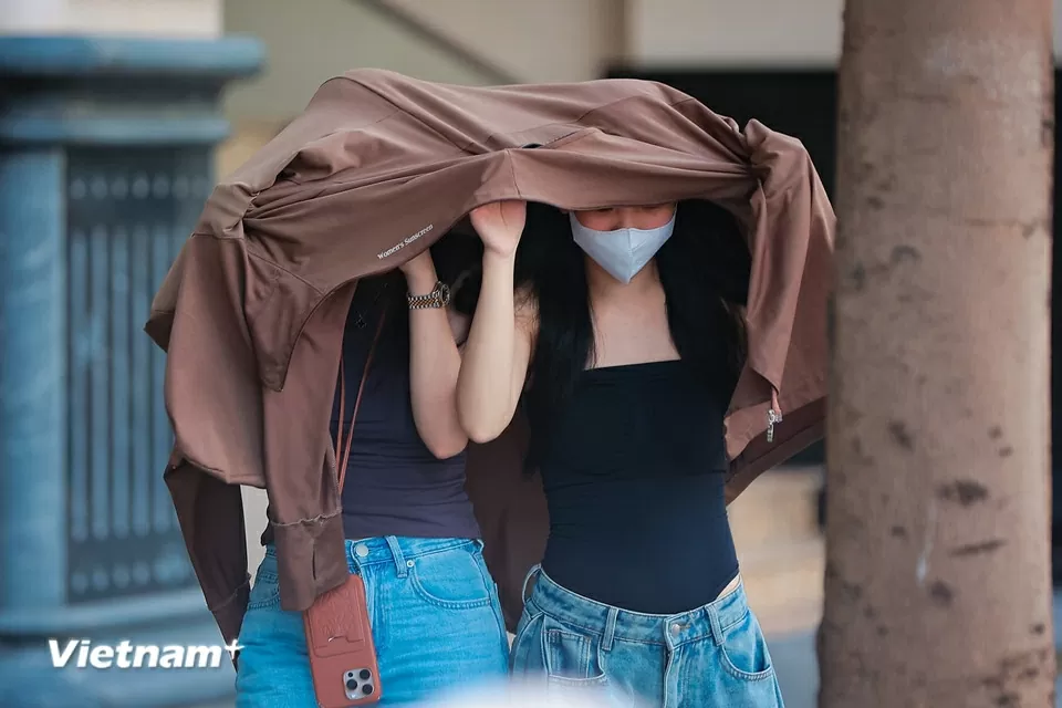 Người dân di chuyển trên đường phố như đổ lửa giữa nắng nóng Hà Nội