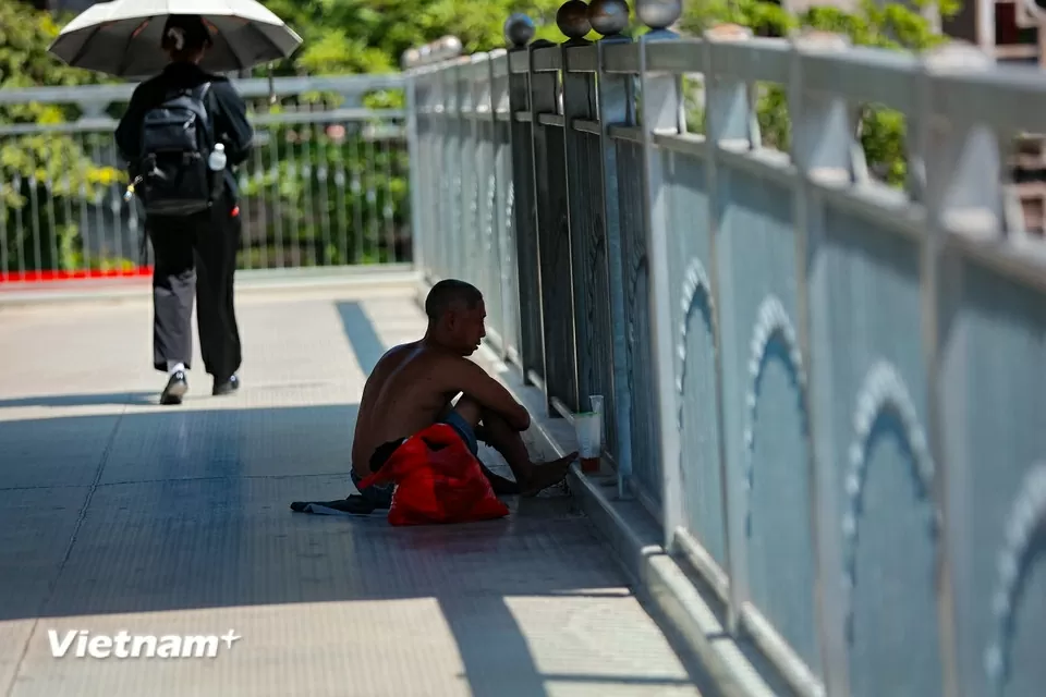 Người dân di chuyển trên đường phố như đổ lửa giữa nắng nóng Hà Nội