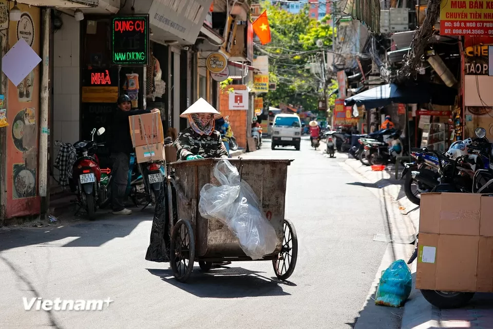 Người dân di chuyển trên đường phố như đổ lửa giữa nắng nóng Hà Nội