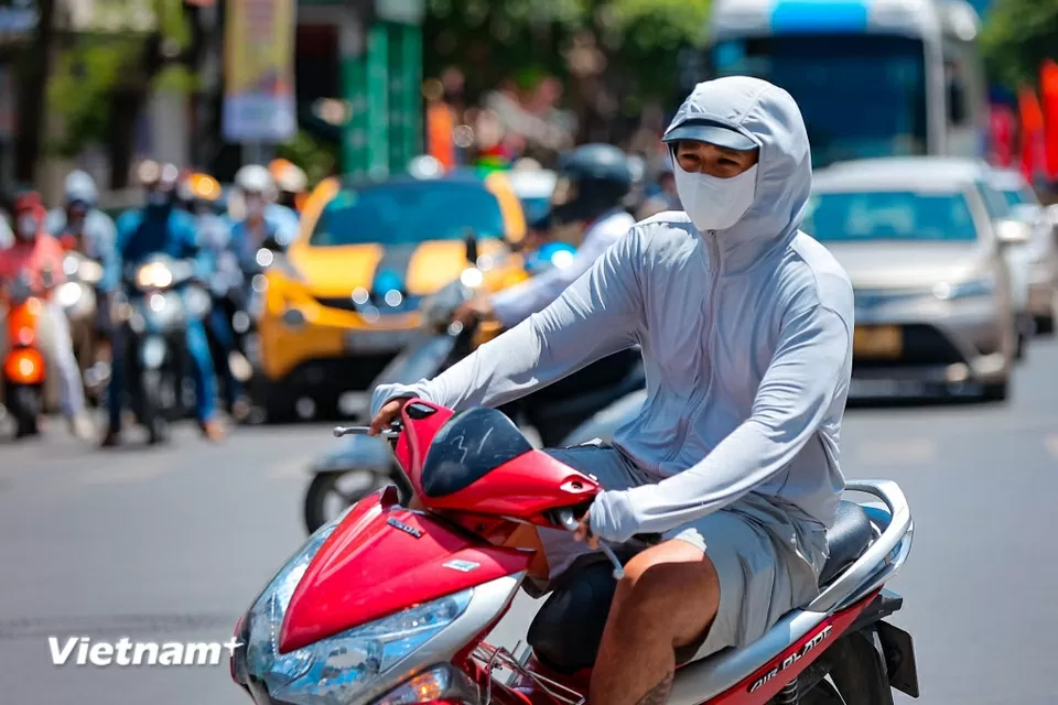 Người dân di chuyển trên đường phố như đổ lửa giữa nắng nóng Hà Nội