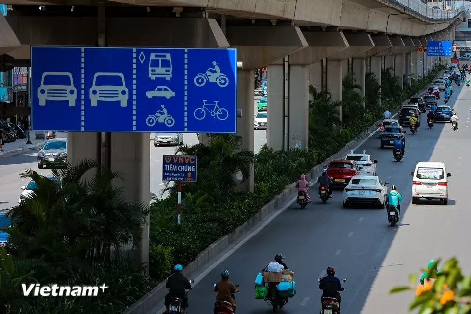 Người dân di chuyển trên đường phố như đổ lửa giữa nắng nóng Hà Nội