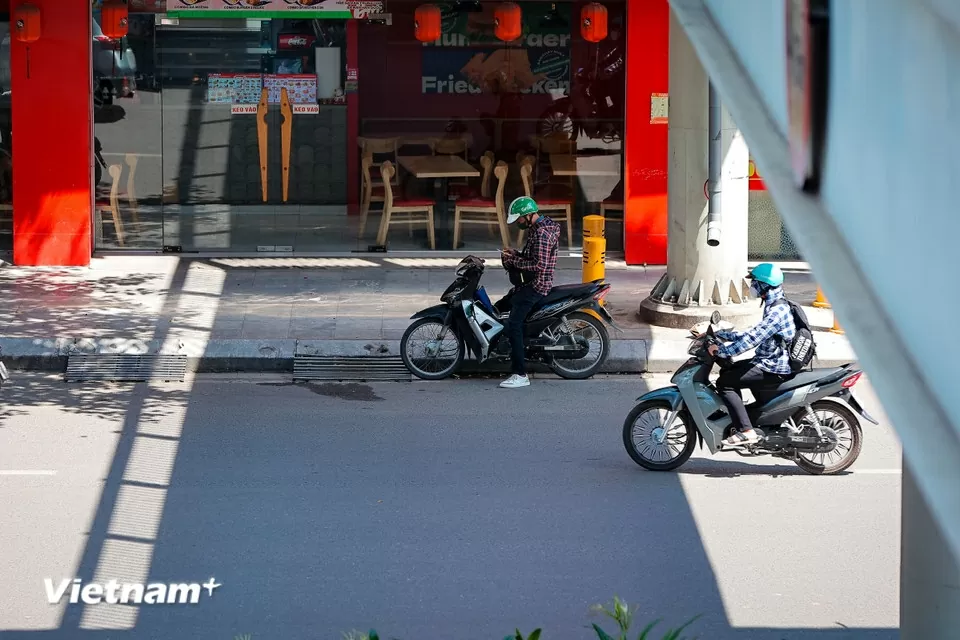 Người dân di chuyển trên đường phố như đổ lửa giữa nắng nóng Hà Nội